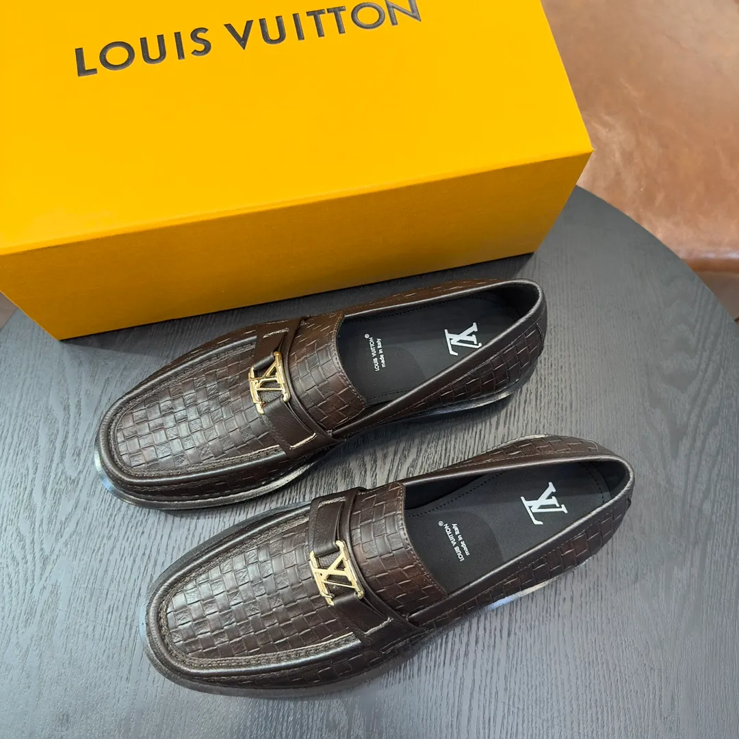 [L Home] P: 820💰 Size: 39-44 (customized at 38.45) Original Lv official website men's casual leather shoes, top-quality original replica, - Upper: 🔝cowhide weaving technology, Nappa cowhide, shoe body sewn with brand logo - Inner: cowhide, foot pad; water-dyed cowhide - Outsole: TPR·rubber foam; two-color molded outsole -Ultra-high quality control and fine workmanship: highlight (high-end, extravagance, class)